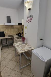 una cocina con una mesa y un refrigerador en Glow Sahara, en Focşani 4 fotos más