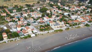 una vista aerea di una piccola città sulla spiaggia di Elegant Dream Suites a Ayia anna