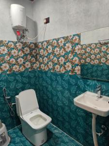 ein Badezimmer mit Toilette und Waschbecken in der Unterkunft BMR home stay inn in Srikalahasti