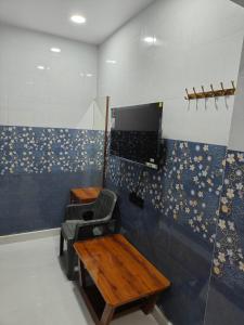 Zimmer mit einem Schreibtisch und einem Stuhl in einem Zimmer in der Unterkunft BMR home stay inn in Srikalahasti