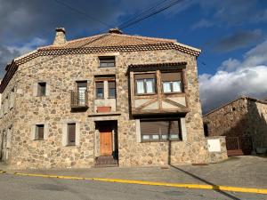 an old stone building on a street at Vista Bella Segovia in Tizneros