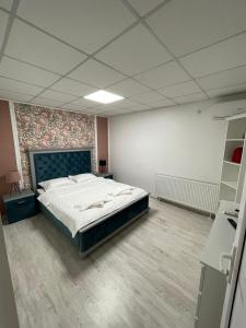 a bedroom with a large bed in a room at Pensiunea Canciu in Craiova