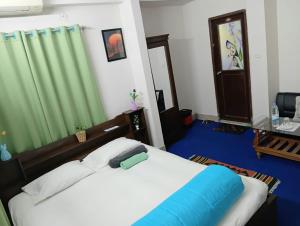 达卡The Blissful Heaven Dhaka的一间卧室配有床和绿帘