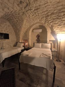 En eller flere senge i et værelse på Çiftehan Otel + 18 billeder