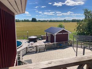 Μπαλκόνι ή βεράντα στο Madam Blås mysiga stugor med vedeldad bastu och badtunna