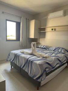 En eller flere senge i et værelse på Sunshine Chalet - Cozy Stay in Santo Amaro - Dunas Village Residence