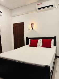 Ένα ή περισσότερα κρεβάτια σε δωμάτιο στο Shiny Villa