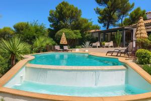 Bazén v ubytování UN OASIS EN PROVENCE nebo v jeho okolí