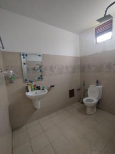 Preethi Villa في Nikawatawana: حمام مع مرحاض ومغسلة