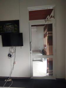 Preethi Villa في Nikawatawana: باب إلى غرفة بها غرفة معيشة بها سرير