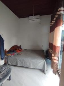 Preethi Villa في Nikawatawana: غرفة نوم بسرير في زاوية الغرفة +3 صور
