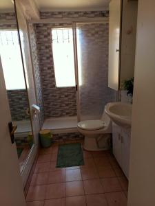 Ένα μπάνιο στο Hotel Rancagua, piezas simples dobles y familiares