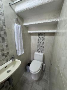 a bathroom with a white toilet and a sink at Acogedor studio frente al parque - Cerca de todo in Floridablanca