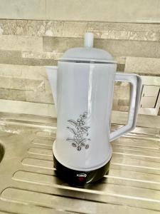 a white blender sitting on top of a counter at Acogedor studio frente al parque - Cerca de todo in Floridablanca