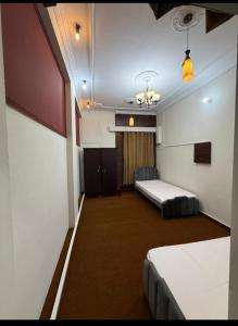 ein Krankenhauszimmer mit 2 Betten und einer Decke in der Unterkunft Professional lodges in Islamabad