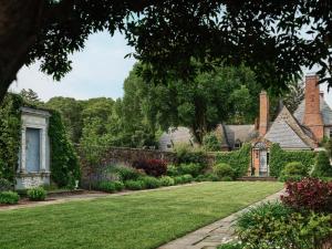 ein Hof eines Hauses mit Garten in der Unterkunft Shepherd’s Run in South Kingstown