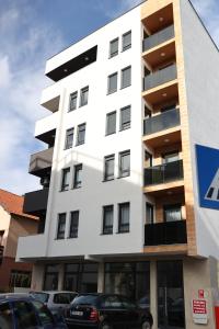 Budova, kde se apartmán nachází + 15 fotografií