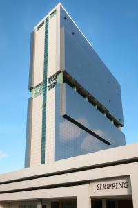 un immeuble de grande hauteur avec un centre commercial dans l'établissement Bahia Executivo Iguatemi Businees, à Salvador