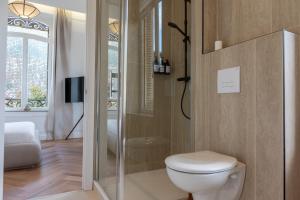 Koupelna v ubytování Suite Arche - Maison les Arcades au pied de la Gare de Charleville-Mézières