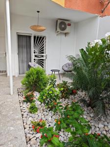 En have udenfor Elegant apartment for a seaside stay