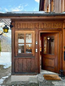 Η πρόσοψη ή η είσοδος του s'Mosern