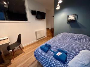 Postel nebo postele na pokoji v ubytování Jacuzzi et confort - 002