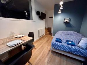 Posezení v ubytování Jacuzzi et confort - 002