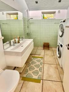 Ένα μπάνιο στο Nordisk Sommerhus 100 Meter Fra Nordstrand