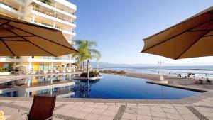 Bazén v ubytování Condo Vela Vista 1004 by Kivoya nebo v jeho okolí