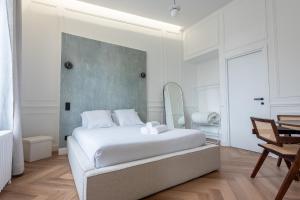 Postel nebo postele na pokoji v ubytování Suite Brume - Maison les Arcades au pied de la gare de Charleville-Mézières