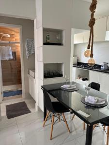 Køkken eller tekøkken på Itapuã Beach + 2 billeder