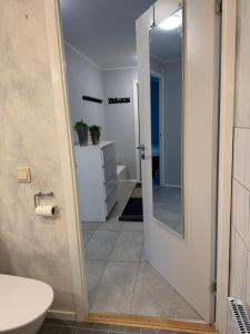 Et badeværelse på Lägenhet nära Isaberg Hestra + 45 billeder