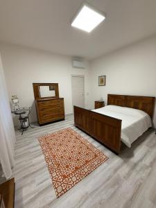 ein Schlafzimmer mit einem großen Bett und einem Teppich in der Unterkunft Elena's apartment - casa gialla in Quartesana + 5 Fotos