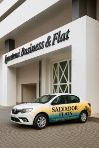 une voiture jaune garée devant un magasin dans l'établissement Bahia Executivo Iguatemi Businees, à Salvador