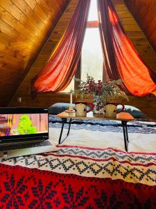 Χώρος καθιστικού στο Mountain Shadow Cottage in Racha