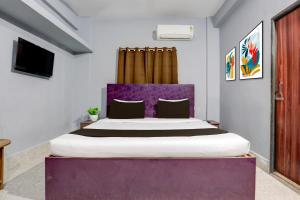 Ένα ή περισσότερα κρεβάτια σε δωμάτιο στο Hotel O Palasuni Bridge Bhubaneswar Formerly Ganpat