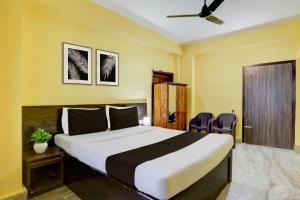 Ένα ή περισσότερα κρεβάτια σε δωμάτιο στο Hotel O Palasuni Bridge Bhubaneswar Formerly Ganpat