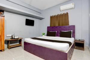 Ένα ή περισσότερα κρεβάτια σε δωμάτιο στο Hotel O Palasuni Bridge Bhubaneswar Formerly Ganpat