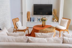 普吉镇云栖别院 Cloudrest Villa的客厅里有一张沙发和一台电视