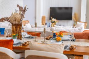 普吉镇云栖别院 Cloudrest Villa的带桌子和沙发的餐厅