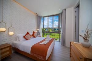 普吉镇云栖别院 Cloudrest Villa的卧室里有一张床，床上有一只泰迪熊 更多69张照片