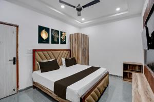 Postel nebo postele na pokoji v ubytování Hotel O THE AMBROSIA STAY