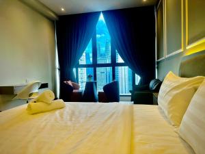 una camera d'albergo con un letto con un orsacchiotto sopra di Majestic Residence KLCC By Alfa a Kuala Lumpur Altre 20 foto