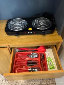 Η κουζίνα ή μικρή κουζίνα στο Apartamento com Ar no centro de BH +13 φωτογραφίες