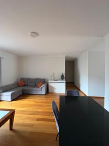 un soggiorno con un divano e un tavolo di Island Heart- Family Retreat- Free parking garage a Ribeira Brava