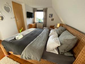 Giường trong phòng chung tại Ferienhaus Norddeichkieker -Nähe Büsum