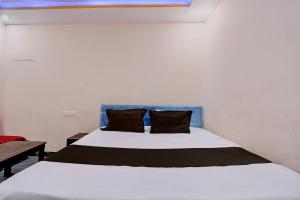 Una cama o camas en una habitación de Hotel O Lala Ji 20 fotos más