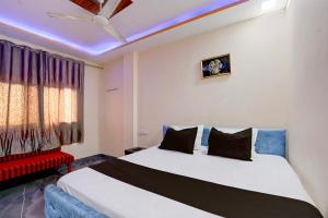 Una cama o camas en una habitación de Hotel O Lala Ji