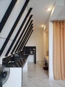 埃拉Ella Grand Cabin的带水槽和浴帘的浴室