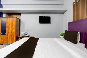 Una cama o camas en una habitación de Super Hotel O Palasuni Bridge Bhubaneswar Formerly Ganpat